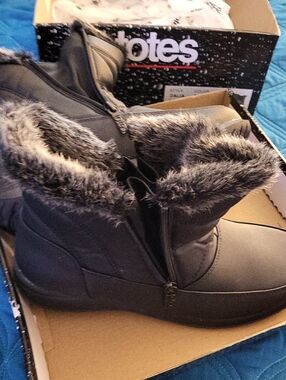 TOTES RAIN BOOTS 9 FITS LIKE 8 1/2